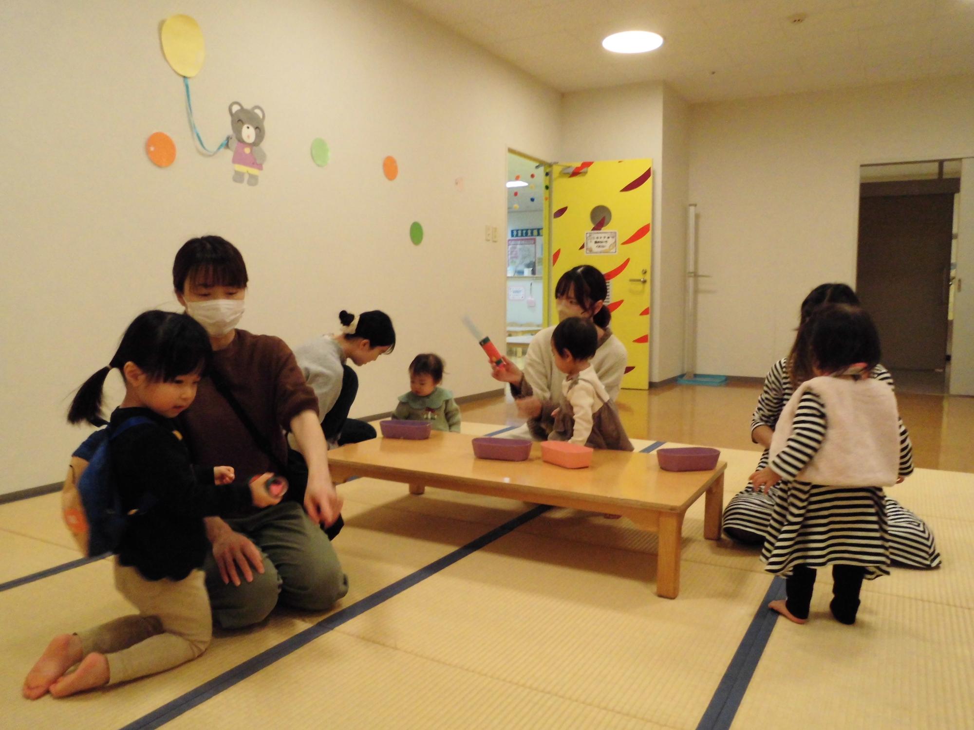 クラッカーで遊ぶ親子