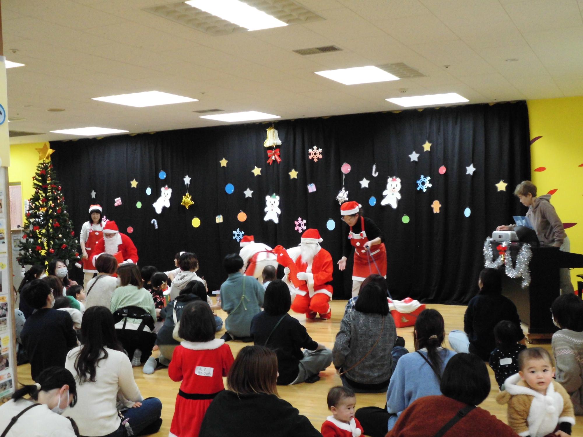クリスマス会サンタさん登場