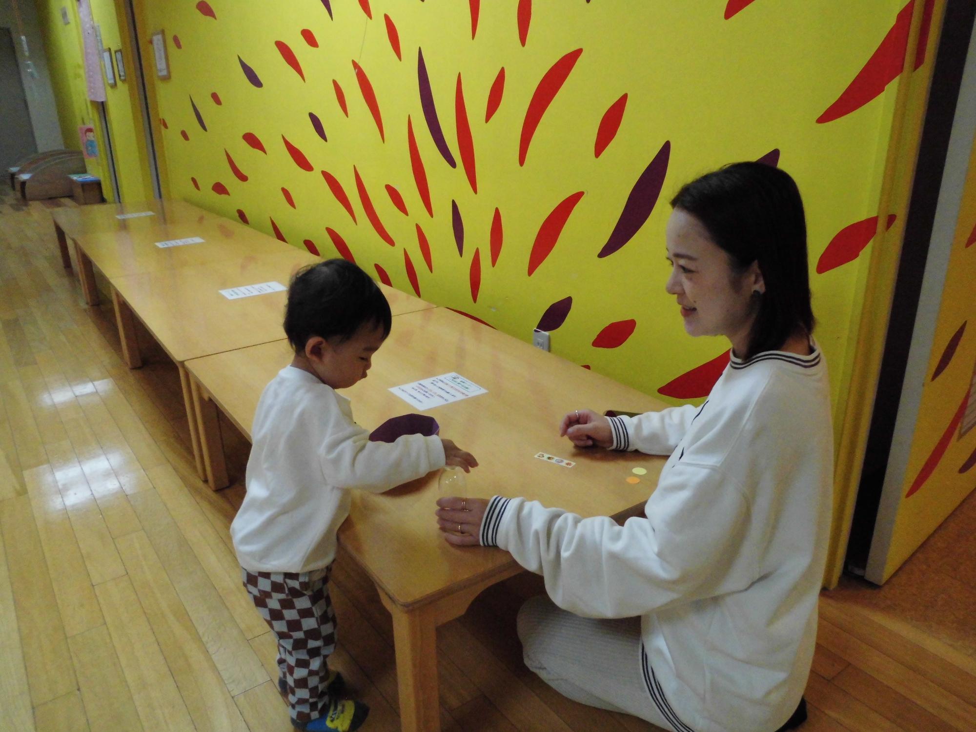 おもちゃをままとつくるこども