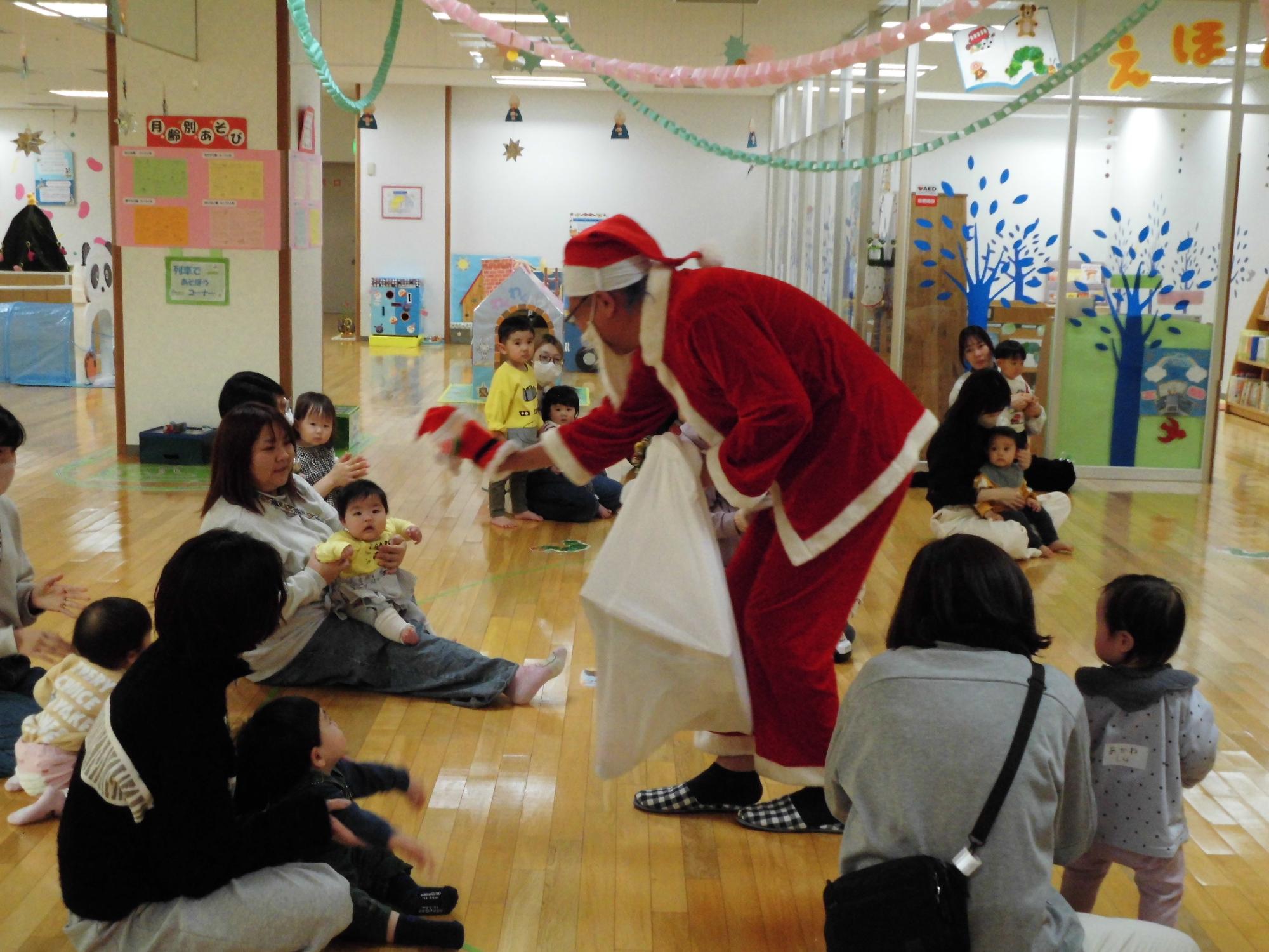 なおちゃんのクリスマスサンタの様子