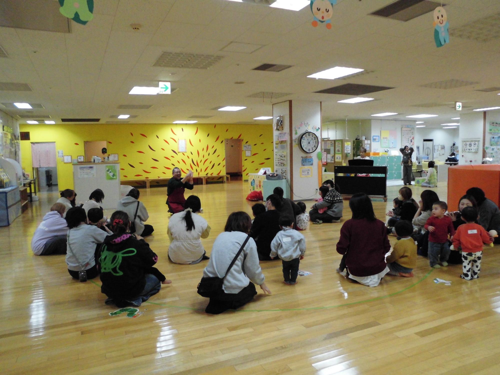 直ちゃんと親御さん本の読み聞かせ