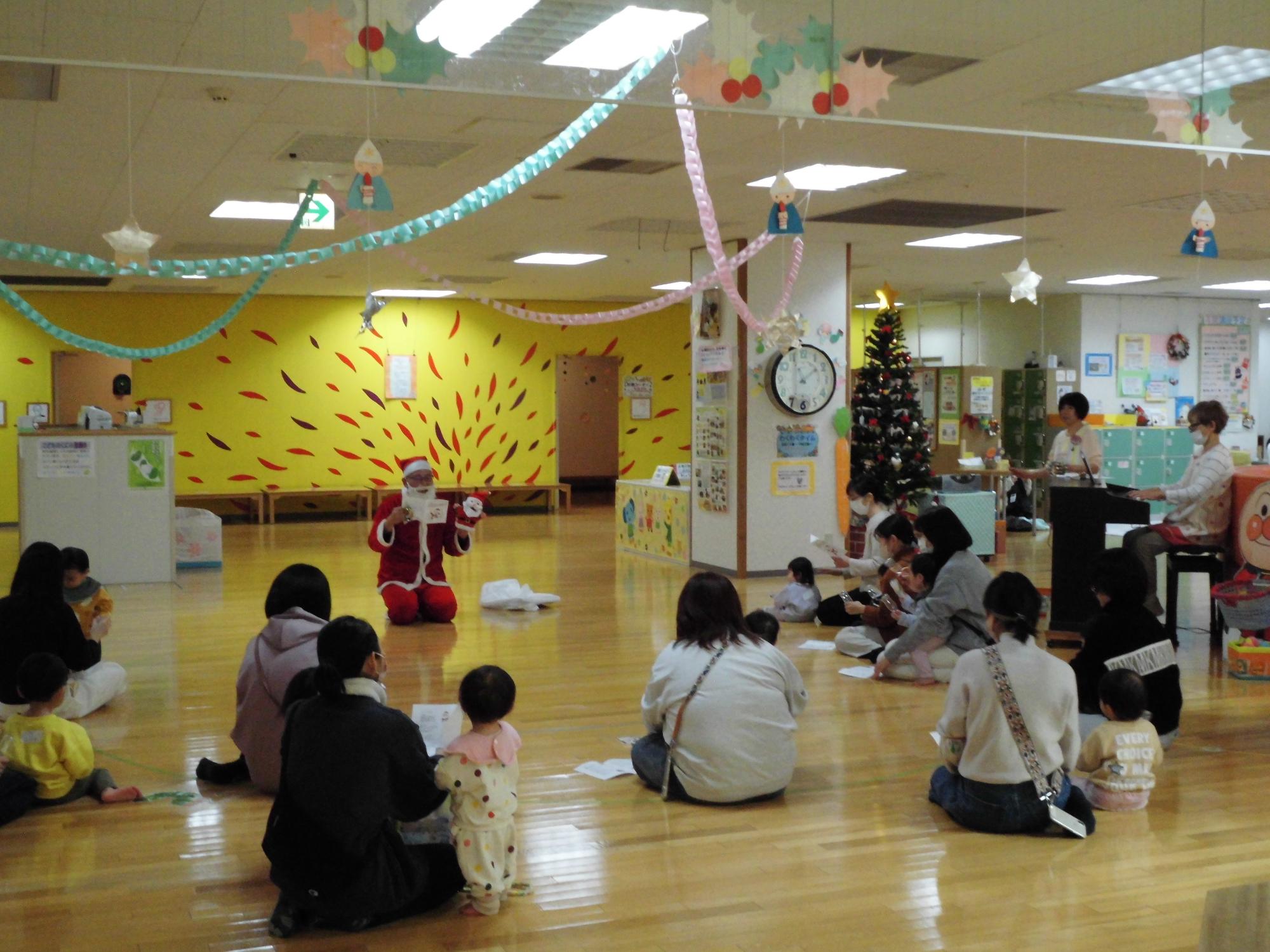 直ちゃんサンタのお話を聞くみなさん