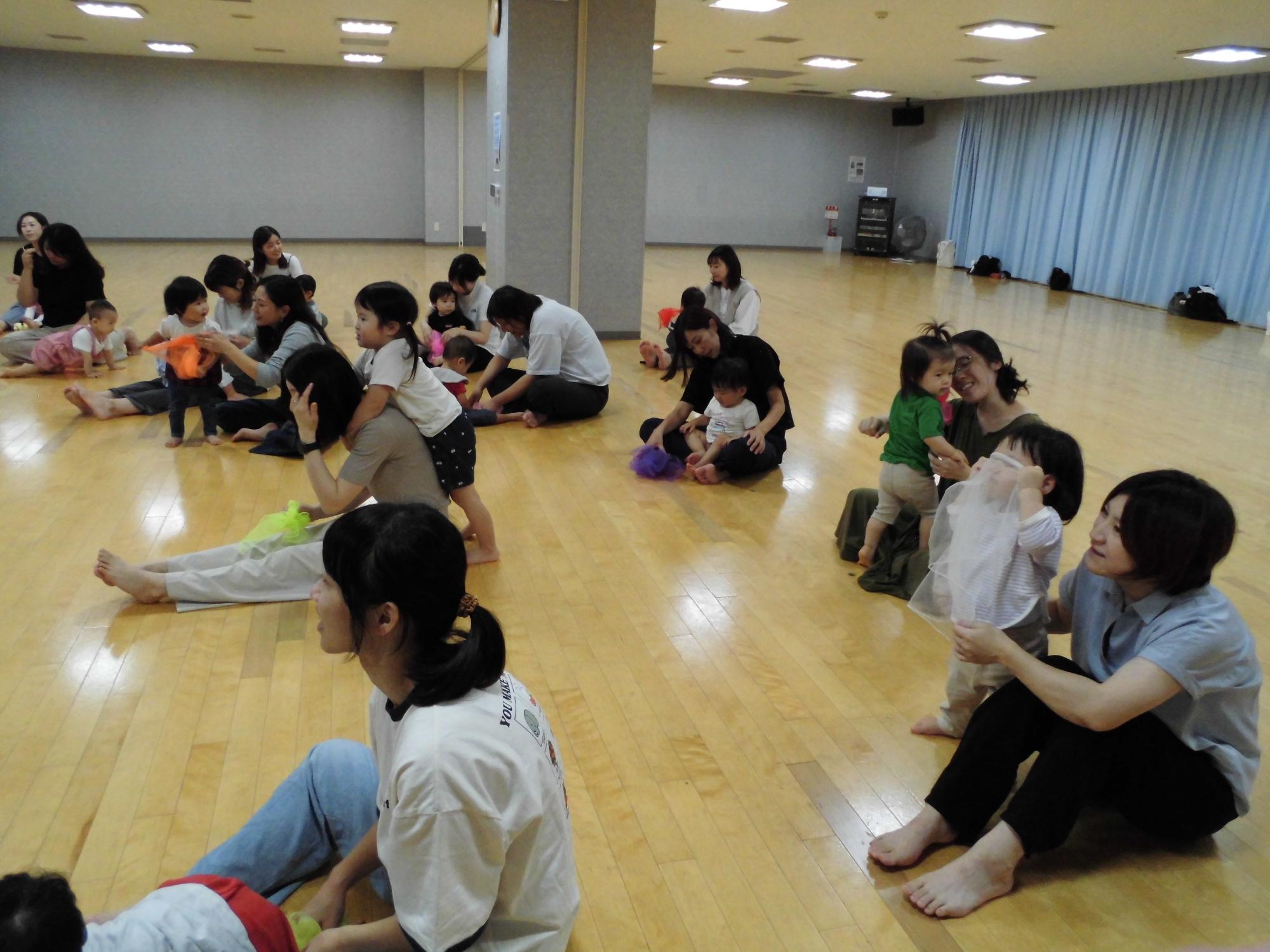 スカーフを使って色々遊びます