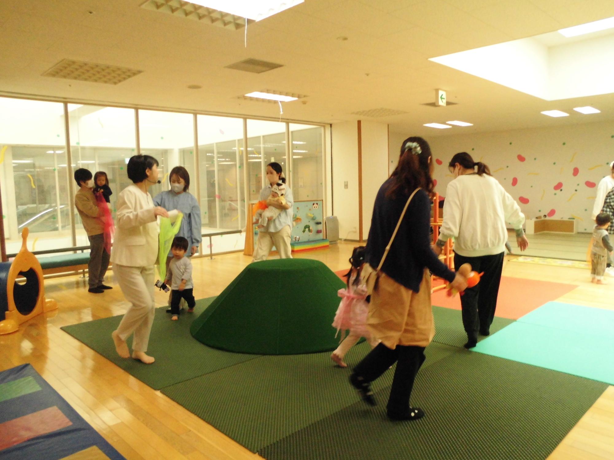 大きなやまのまわりでリトミック