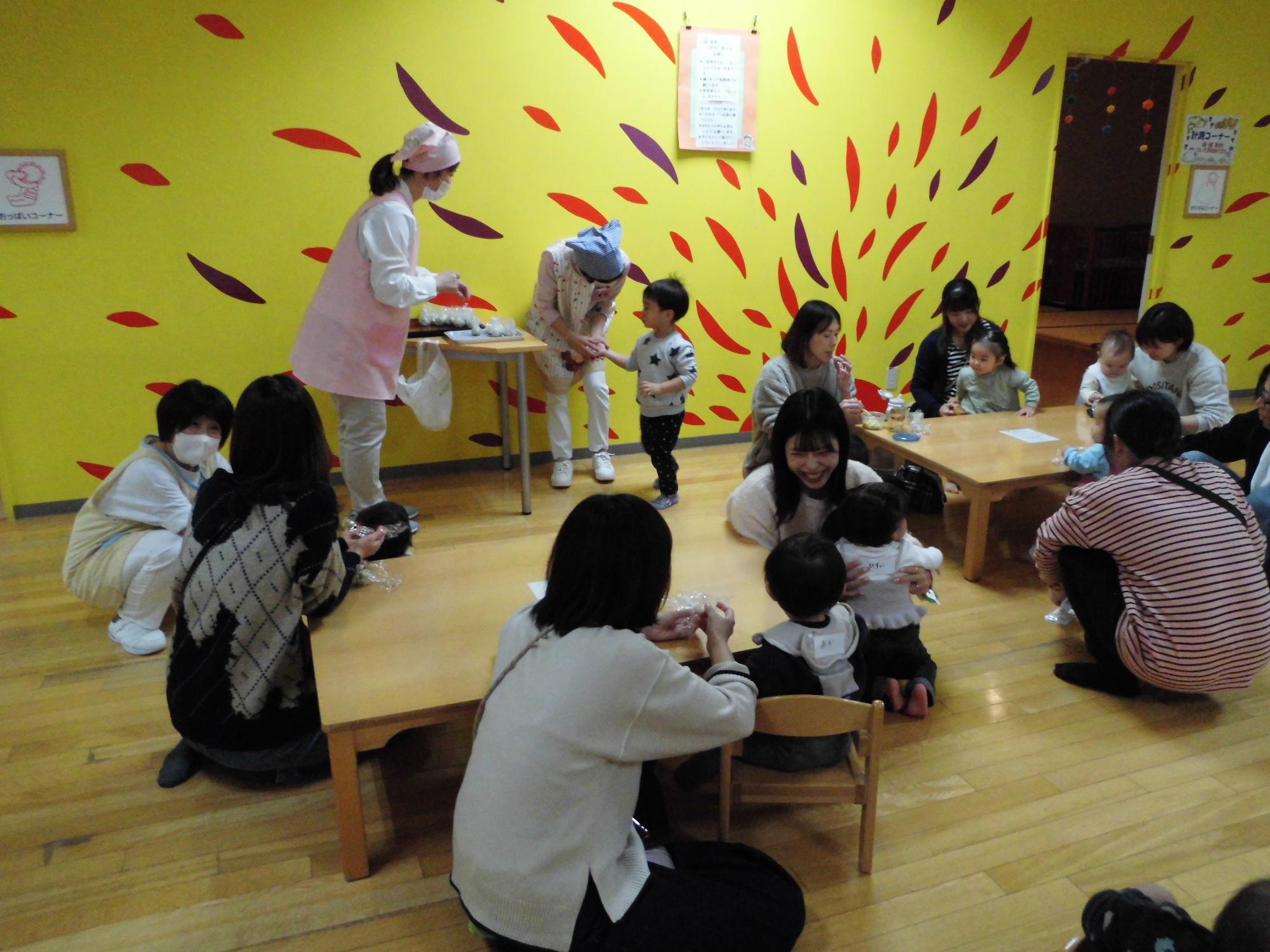 おにぎりの試食をもらう子供