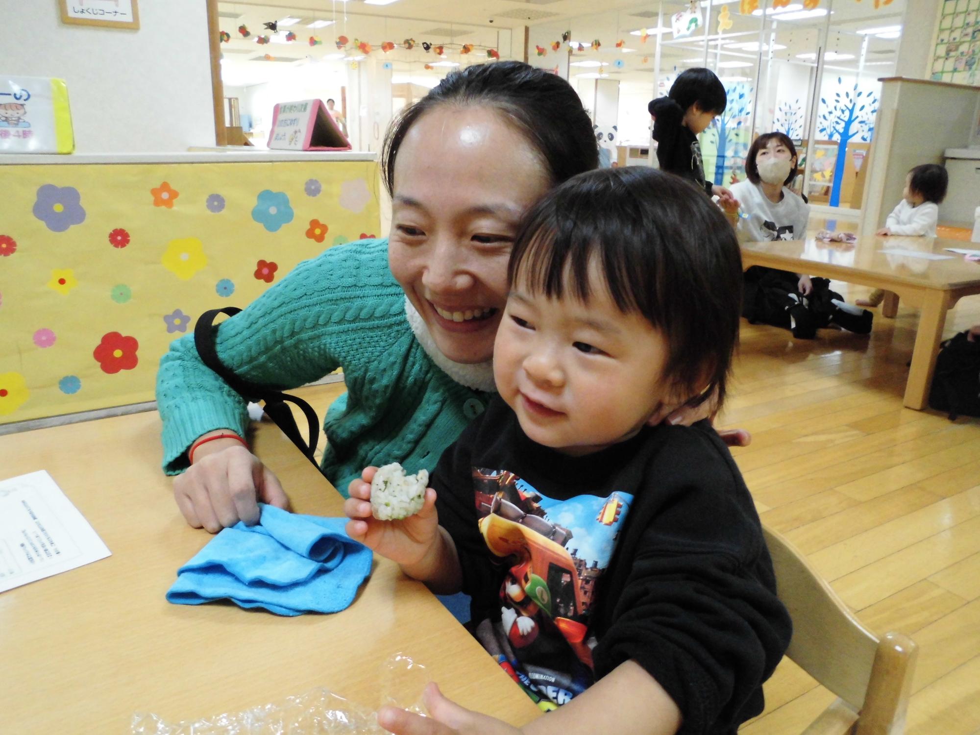 おにぎりを食べる親子