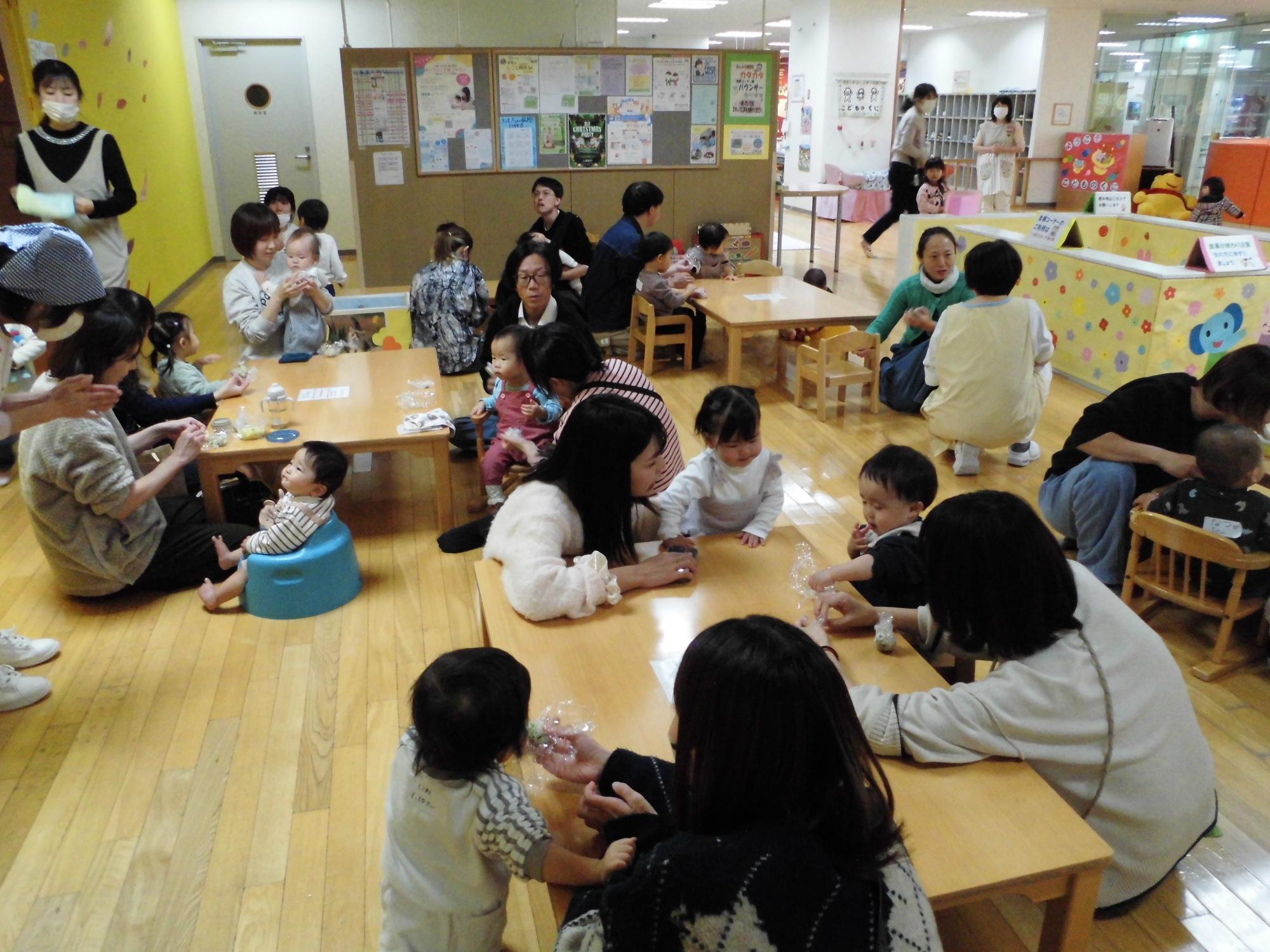 おにぎりを食べる来館者たち