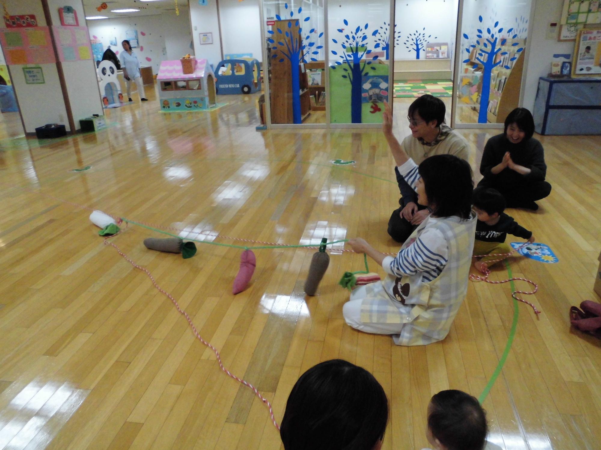 おおきなかぶの話の後で遊ぶ子供