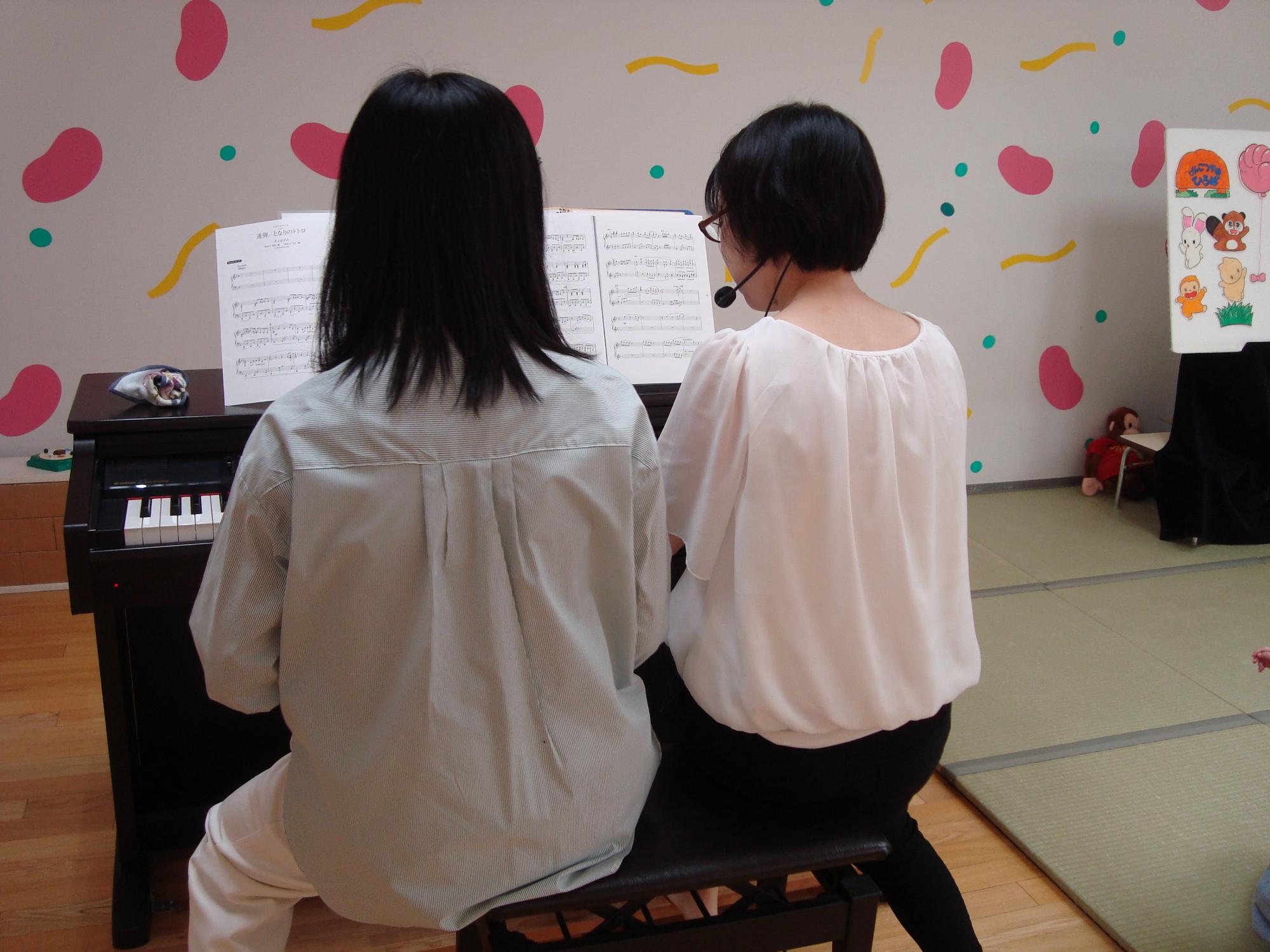 ピアノでトトロを弾く先生たち