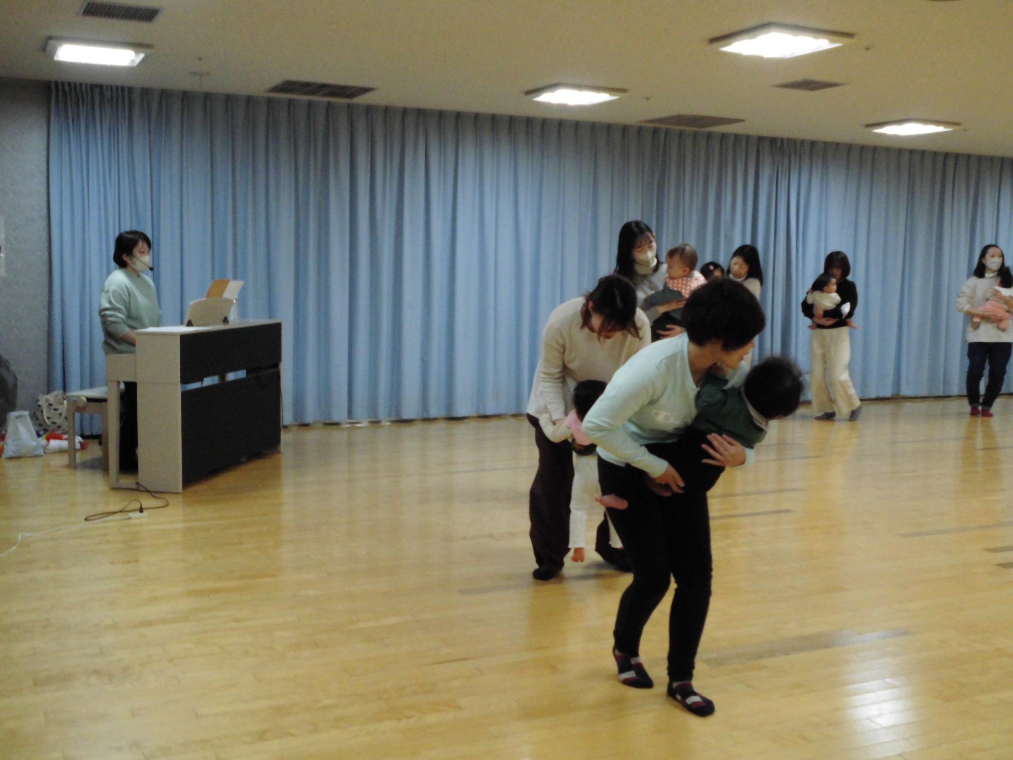 リトミック2音に合わせて歩く