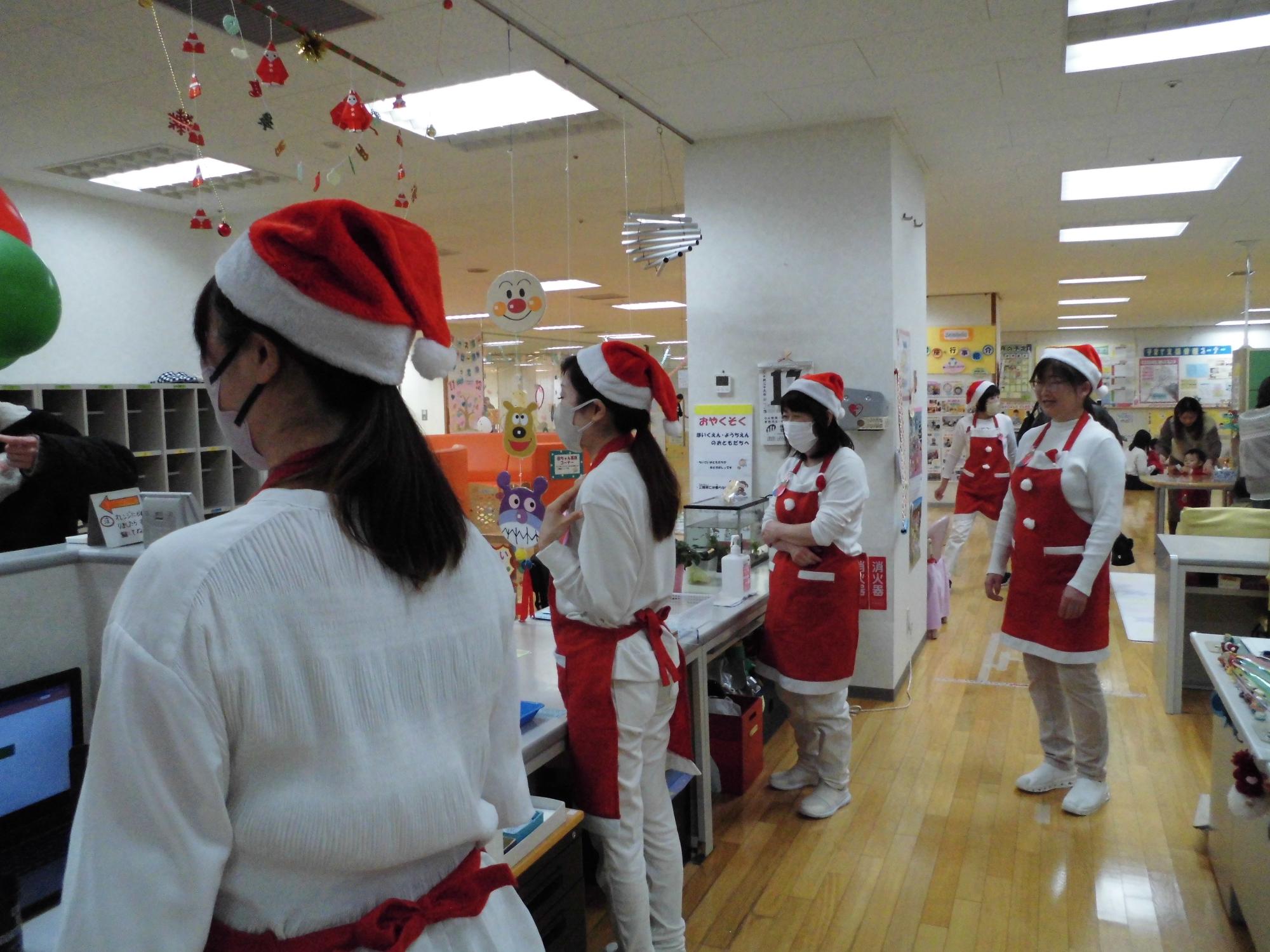 サンタ姿のスタッフ