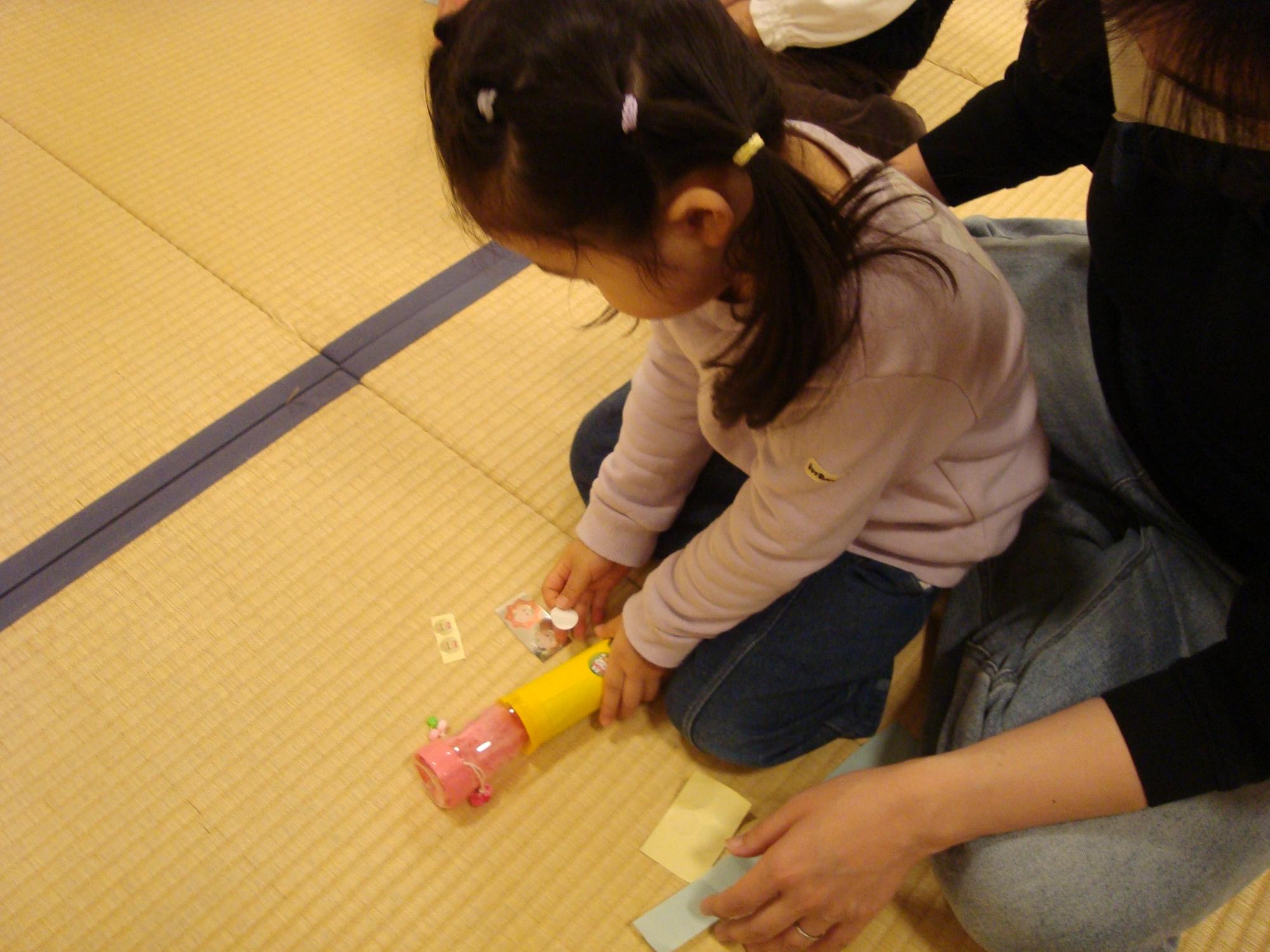シール貼りをしましたおもちゃ作りの様子