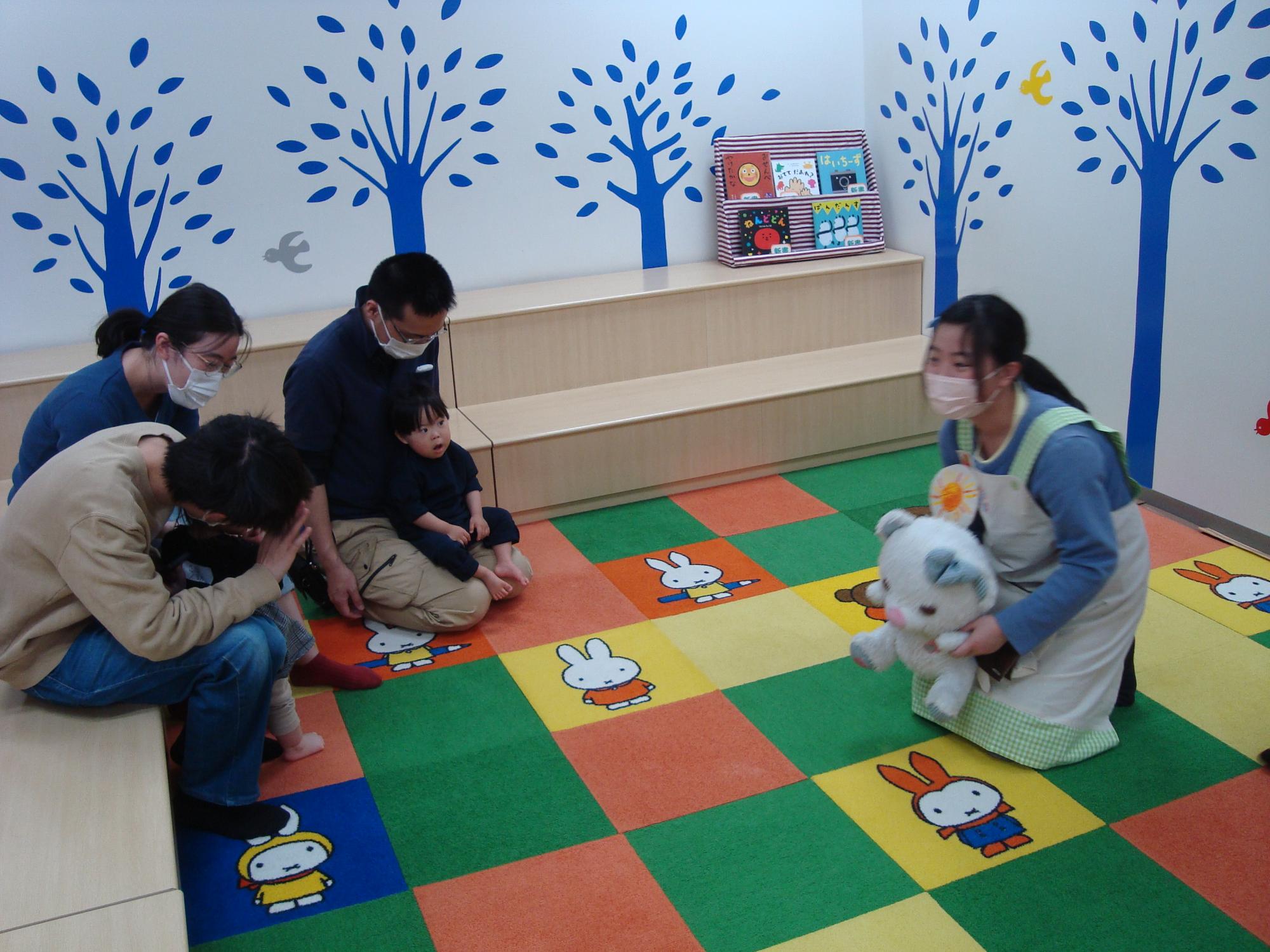 お話を読む小学生
