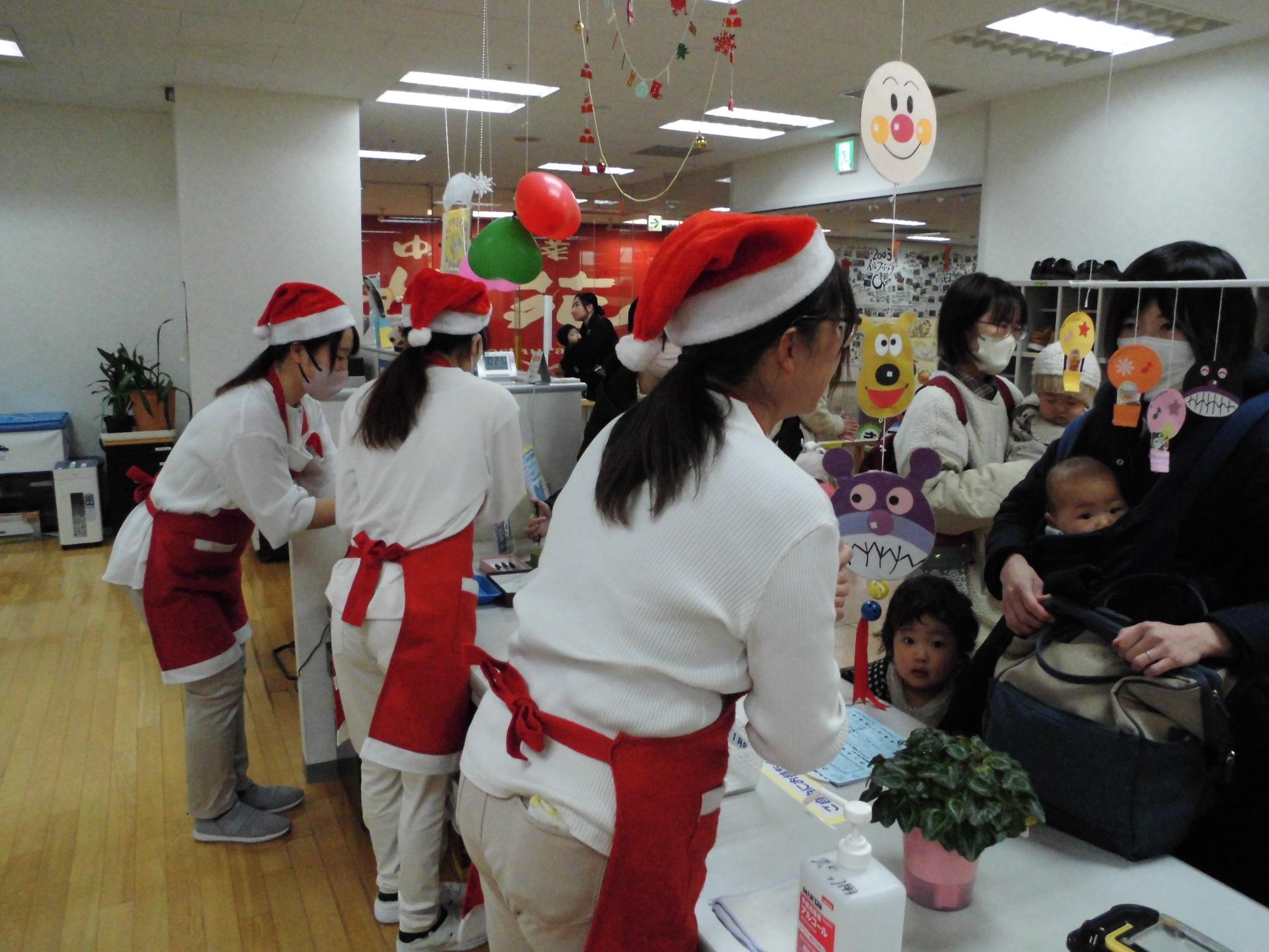 スタッフのサンタ姿