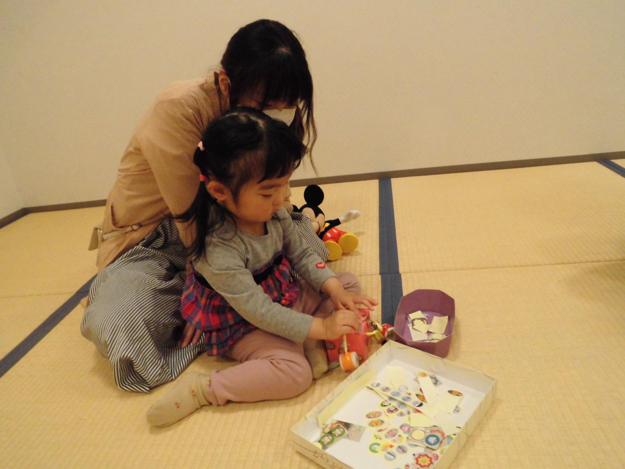 びっくりボックスを作る子供と親ごさん