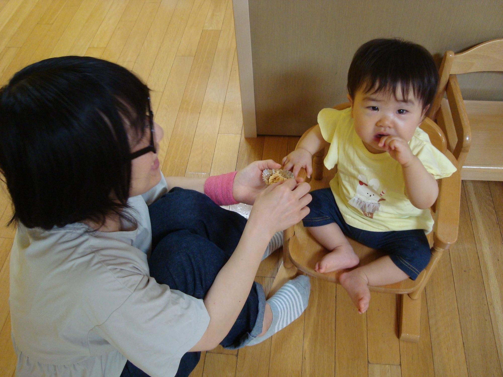 つまんで食べる子供