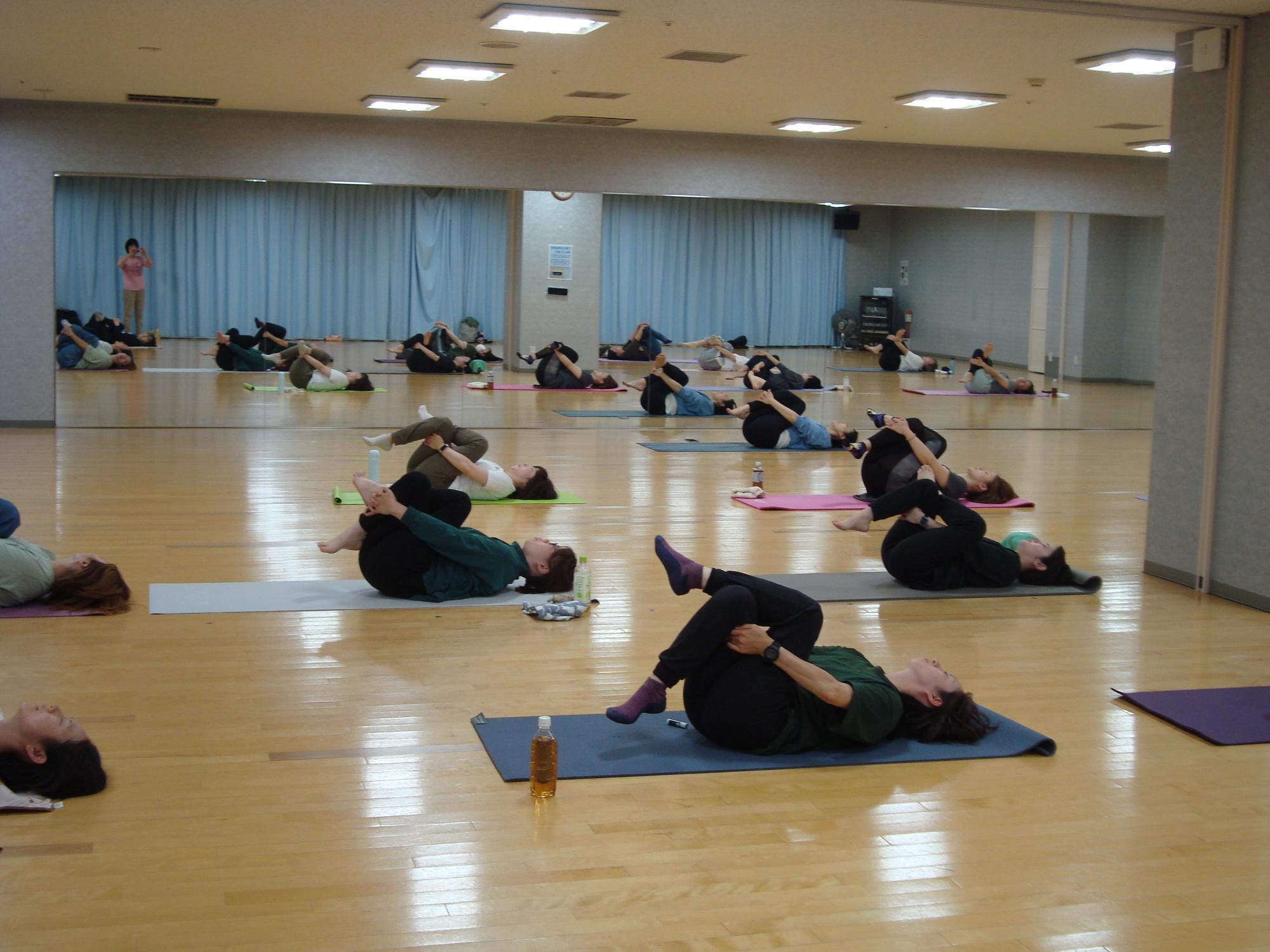 ヨガ講座の様子ストレッチするママ達