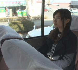 バス車内の座席に着席する女性の写真