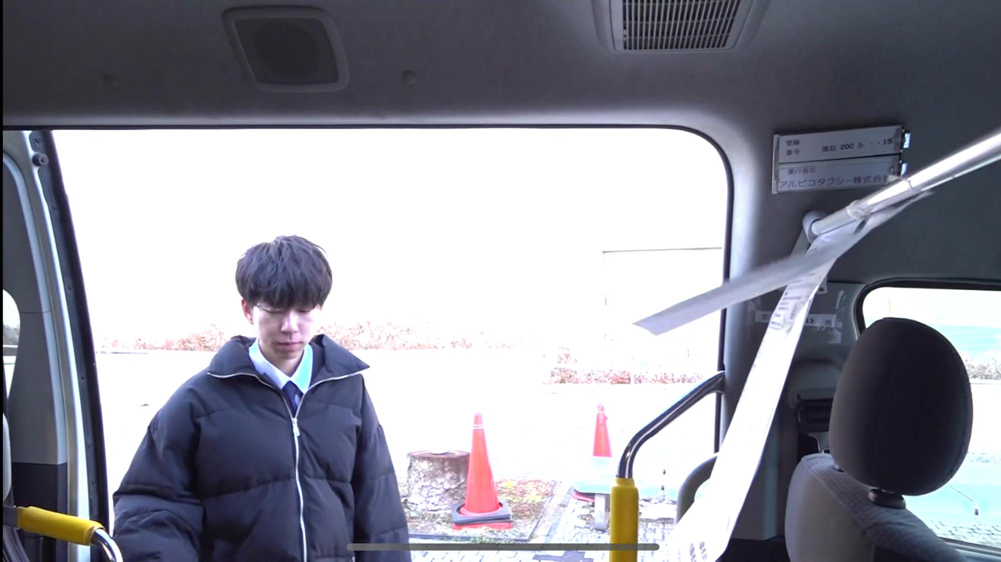 バスに乗車する男性の写真