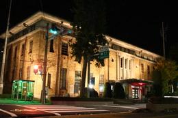 ライトアップされた旧岡谷市役所庁舎の外観の写真
