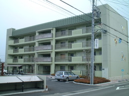 白い壁の田中線市営住宅の外観写真