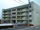 駐車場が目の前にある4階建ての田中線市営住宅外観写真