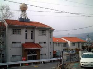 朱色の屋根、白い壁の中村A市営住宅外観写真