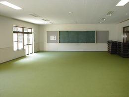 何も置かれていない広々とした緑色の床が特徴のいちい（1階）の写真