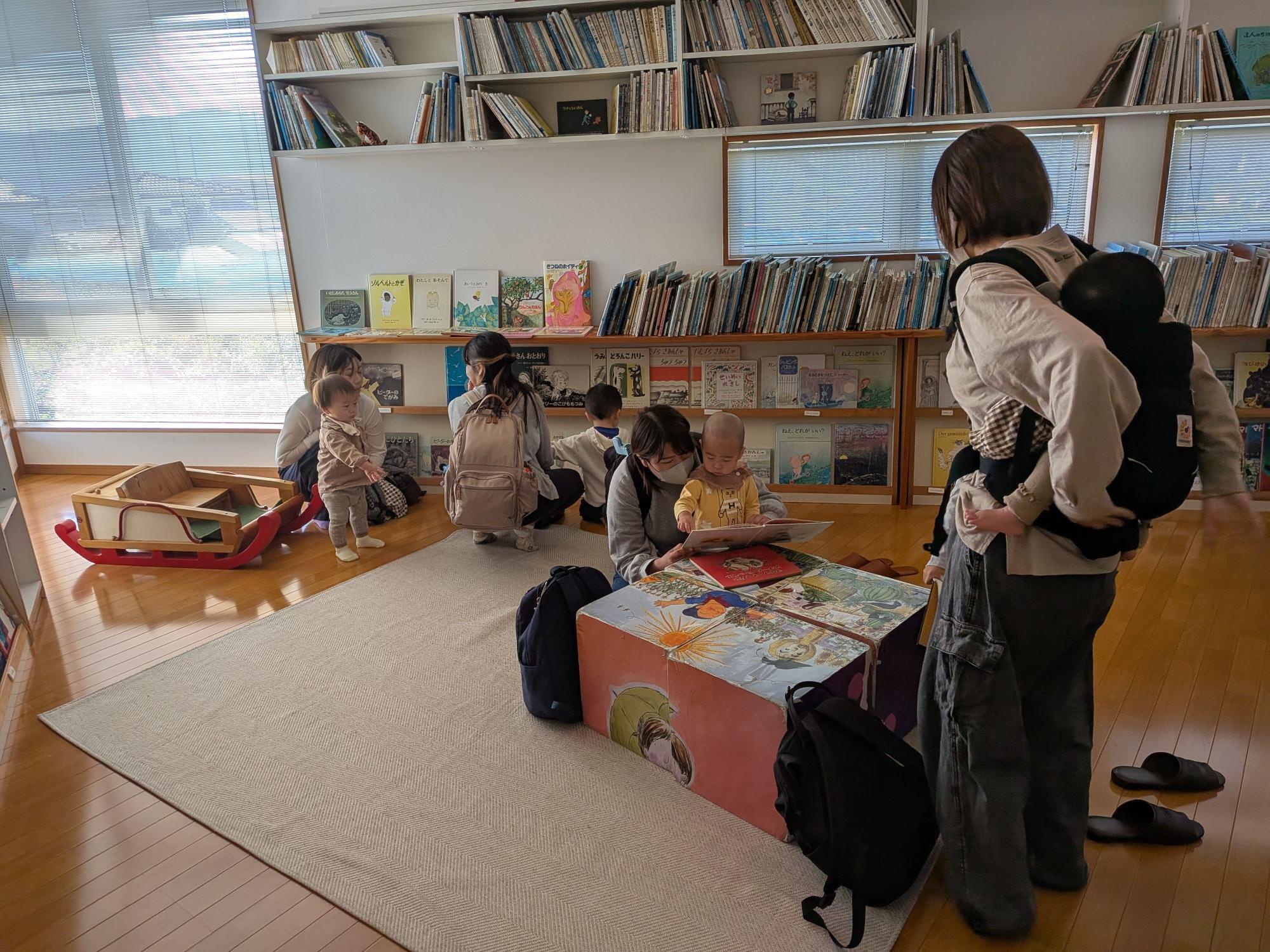 ママと一緒に絵本美術館へ。