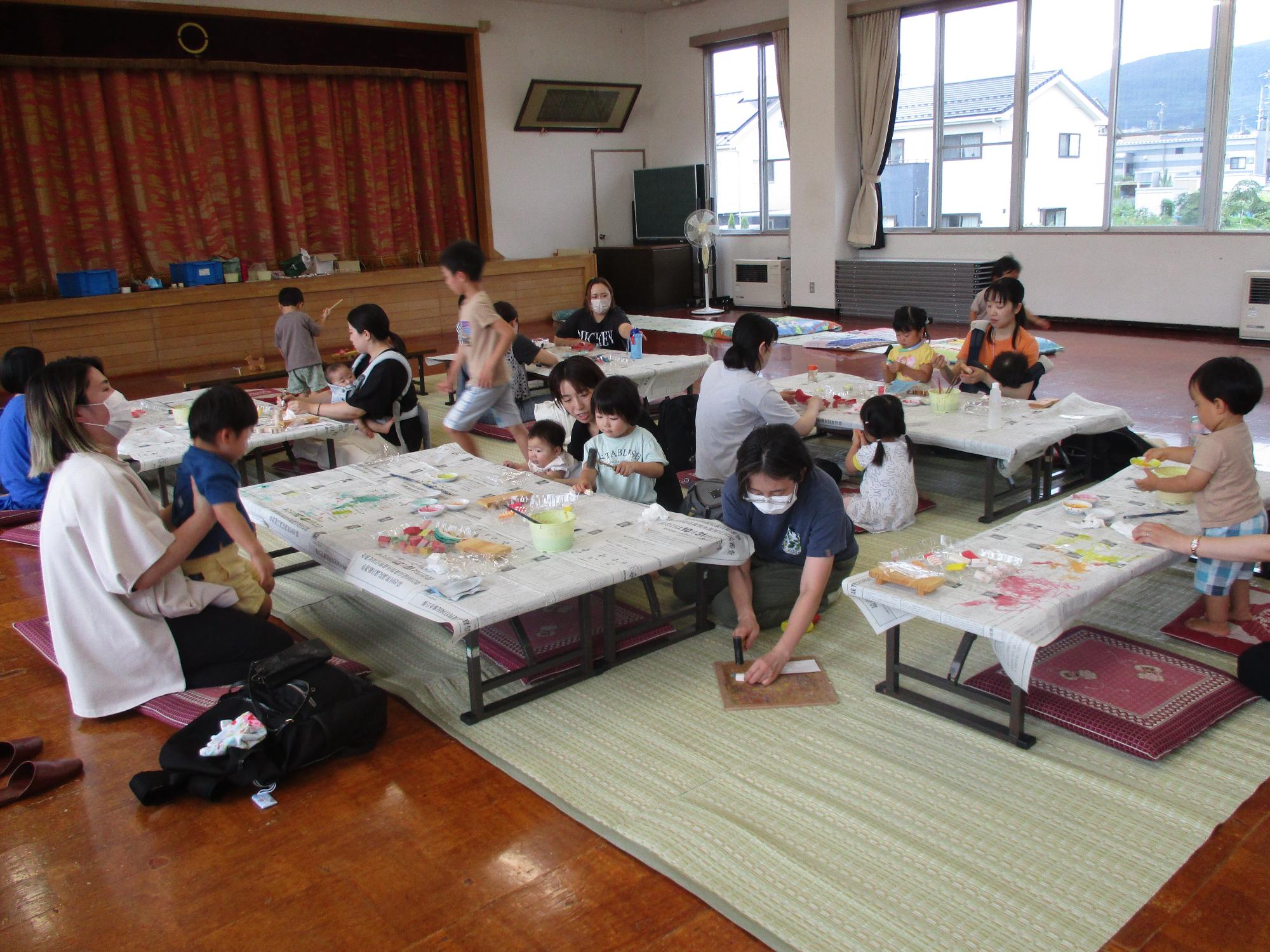 ママと一緒に木のおもちゃ作り。