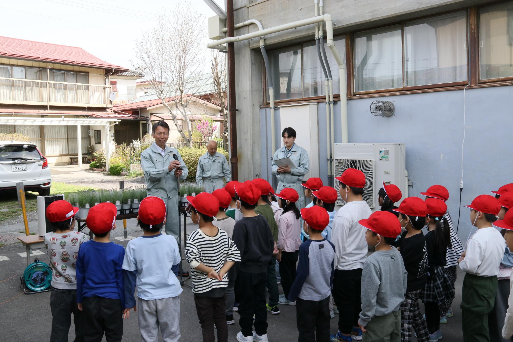 年度新入学児童へ の 記念花贈呈及び記念植樹 について