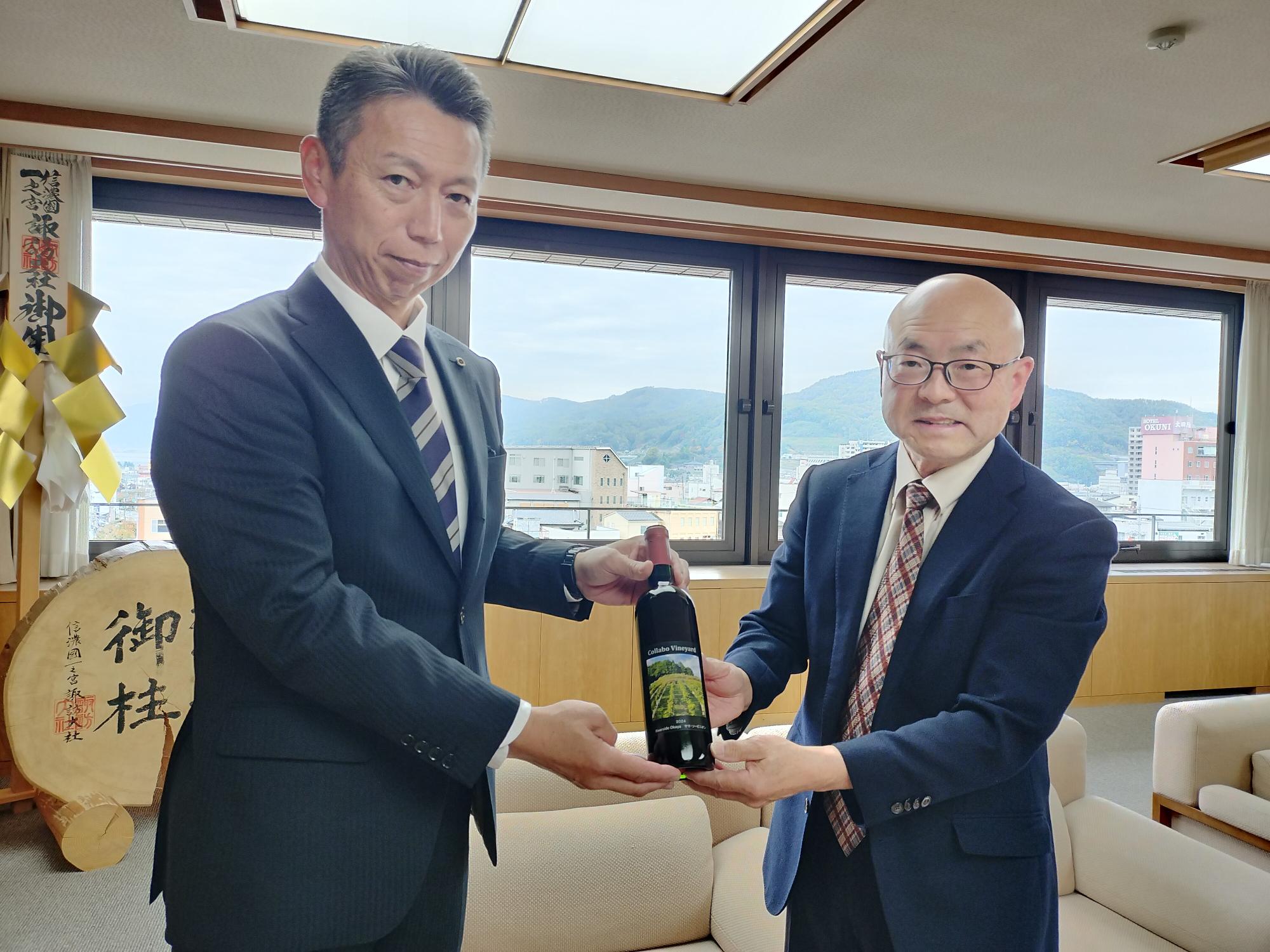 岡谷産ワインの寄贈