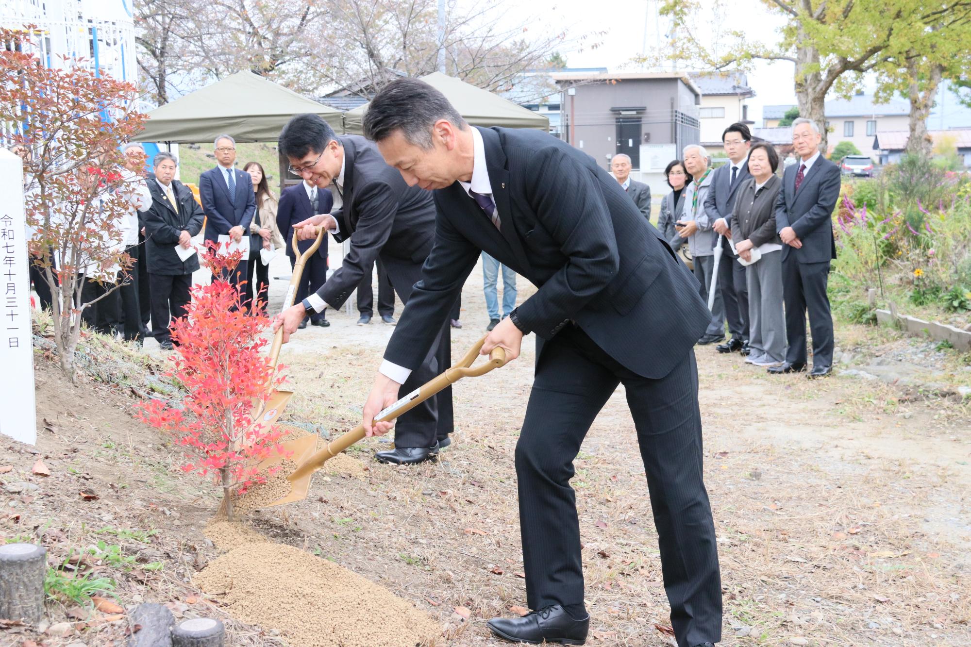 市民憲章推進協議会記念植樹