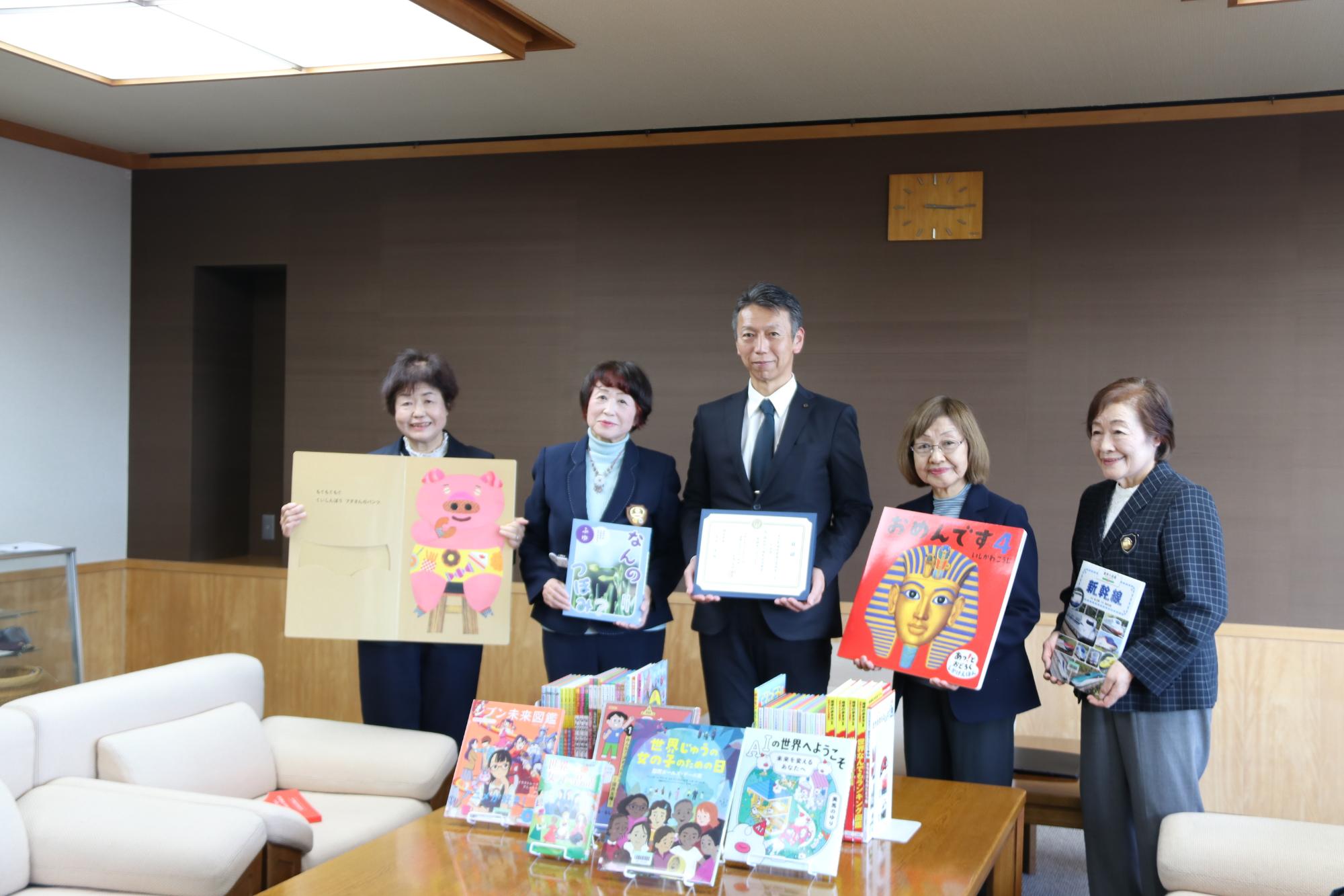 国際ソロプチミスト諏訪より図書寄贈