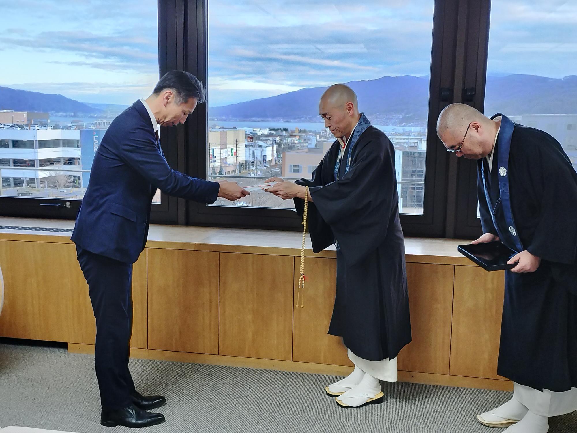 諏訪青年仏教会寄附贈呈式