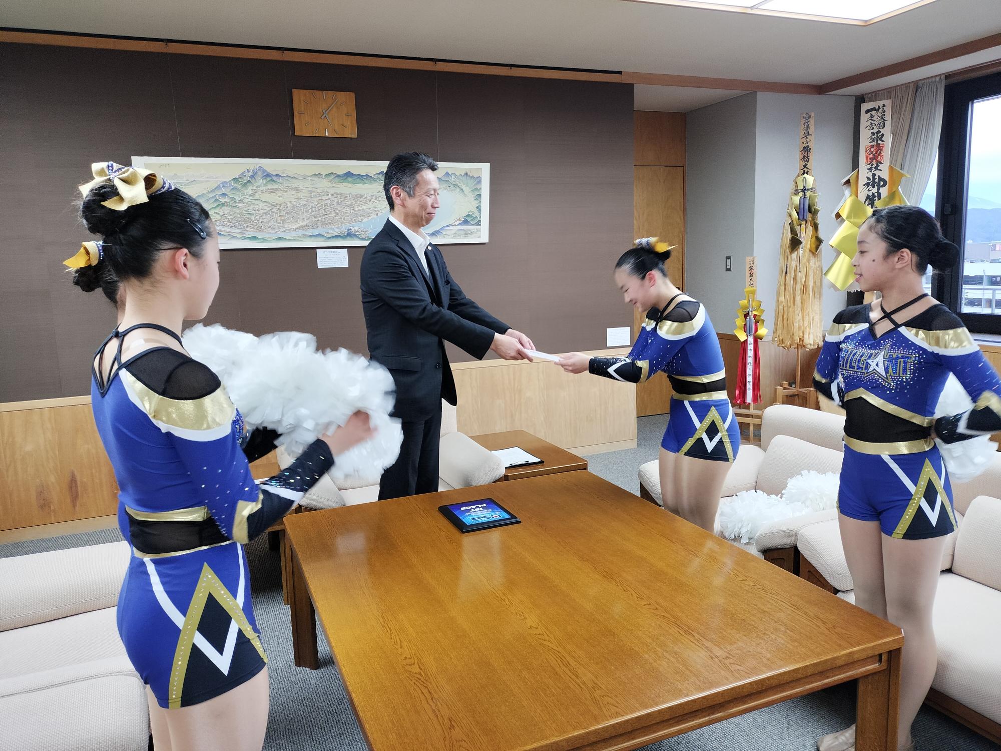 チアダンスグループ表敬訪問