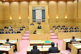 議長席・議員席・演台などの席にそれぞれ着席している本会議の写真
