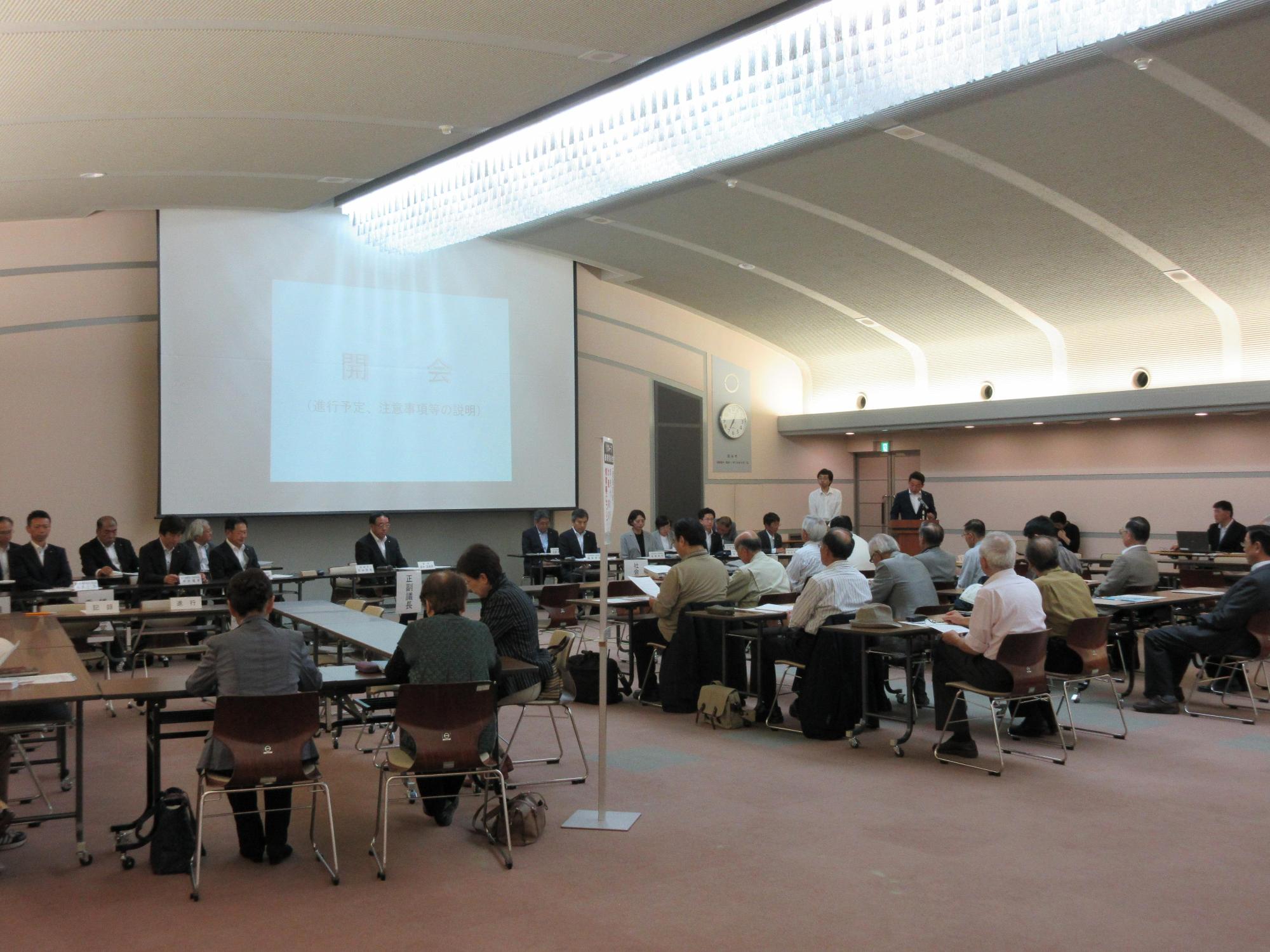 会議中の様子を後方から撮影した第6回 議会報告会の写真