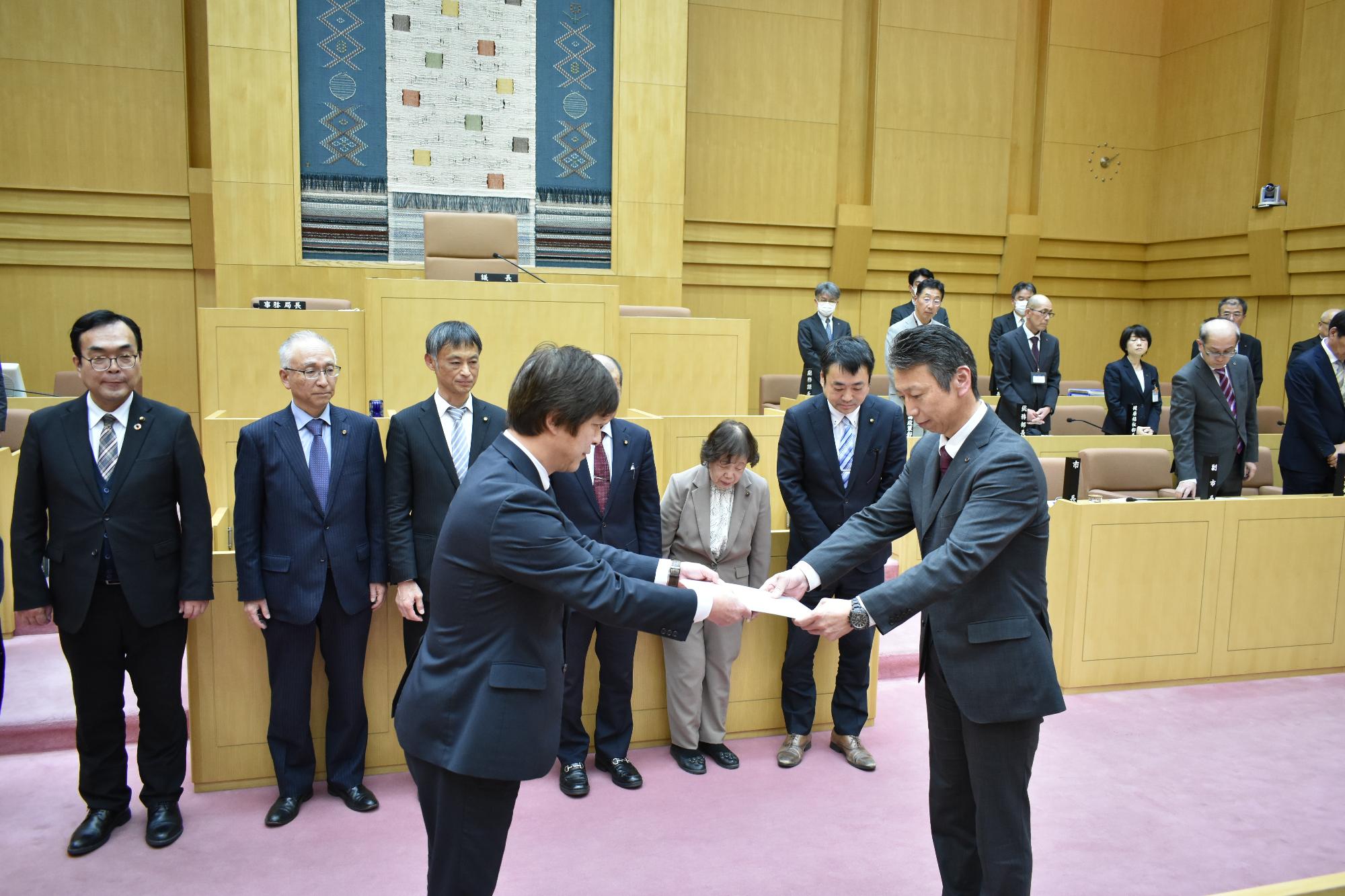 政策提言書の市長への提出(議長、副議長、3常任委員会)