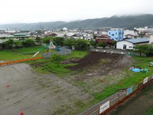 盛り土がある校庭を上空から見た写真