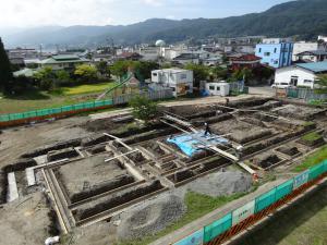 工事中の校舎の土台が作られている様子の写真