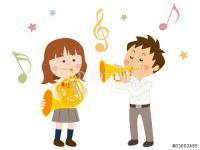 カラフルな音符と星を背景にして男の子と女の子がそれぞれ楽器を弾いているイラスト
