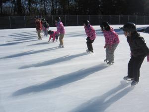 スケートリンクで子どもたちがスケートをしている写真