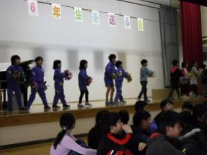 ステージで踊っている子どもたちの写真