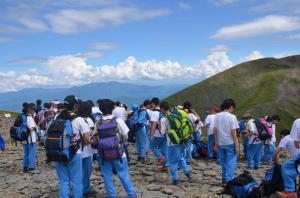 硫黄岳の頂上に生徒たちが集まっている写真
