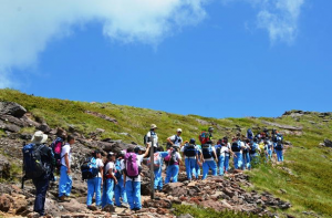 八ヶ岳登山で硫黄岳を目指して山道を生徒たちが歩いている写真