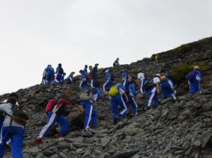 八ヶ岳登山で生徒達が斜面を登っている写真