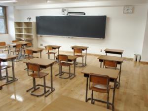新しい綺麗な教室で机と椅子が整然と並べられた様子の写真