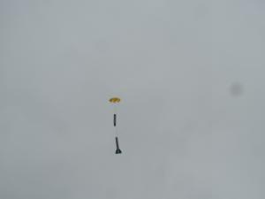 空を飛んでいるロケットがパラシュートを開いている写真