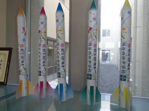 色とりどりの5つのロケットが並んでいる写真